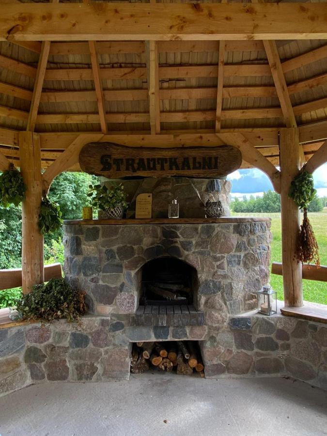 Brivdienu Maja Ar Pirti "Strautkalni" Ieriki المظهر الخارجي الصورة